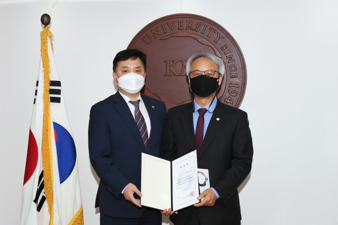 국민대 문창로 교학부총장, 통일부 장관상 수상