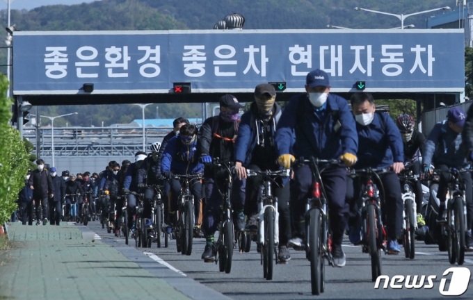 (울산=뉴스1) 윤일지 기자 = 현대자동차 울산5공장 투싼 생산라인이 신종 코로나바이러스 감염증(코로나19) 사태로 수출 물량이 크게 줄어 13일부터 17일까지 임시 휴업에 돌입했다. 이날 현대차 울산공장 1조 근무자들이 마스크를 쓴 채 퇴근하고 있다. 2020.4.13/뉴스1