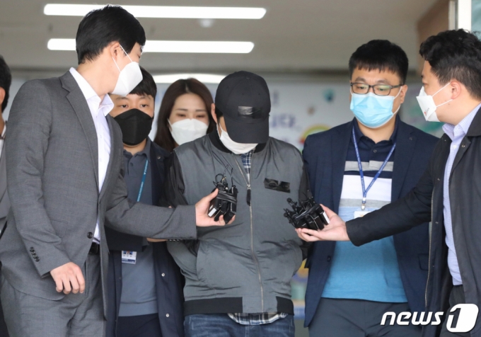 '화성 2세 입양아 학대 사건'의 양부 A씨가 11일 오후 경기도 수원시 영통구 수원남부경찰서에서 영장실질심사(구속 전 피의자 심문)를 받기 위해 호송차로 향하고 있다. 2021.5.11/뉴스1