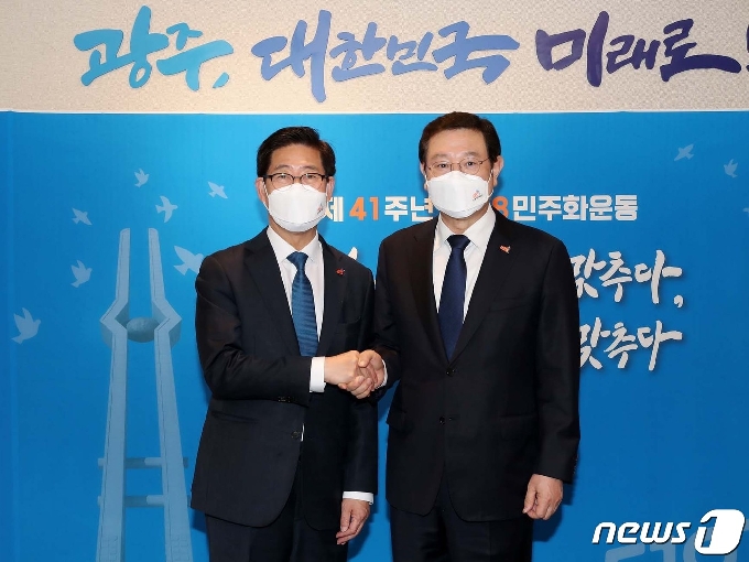양승조 충남지사(왼쪽)는 17일 광주시청을 방문, 이용섭 광주시장을 만나 국내외 이슈 대응과 충남과 광주 등 서해안권 상생발전 방안을 논의했다.© 뉴스1