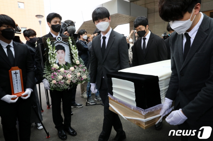 5일 오전 서울 서초구 서울성모병원에서 지난달 25일 새벽 반포 한강 둔치에서 실종된지 6일만에 주검으로 발견된 대학생 고(故) 손정민군의 발인식이 엄수되고 있다. /뉴스1
