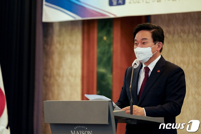 원희룡 지사가 18일 오전 제주시 메종글래드제주호텔에서 '포스트 코로나 시대 주요 기술과 소통-협력'을 주제로 열린 '제47회 제주미래포럼'에서 기조사를 하고 있다. (제주도 제공) 2021.5.18.© 뉴스1