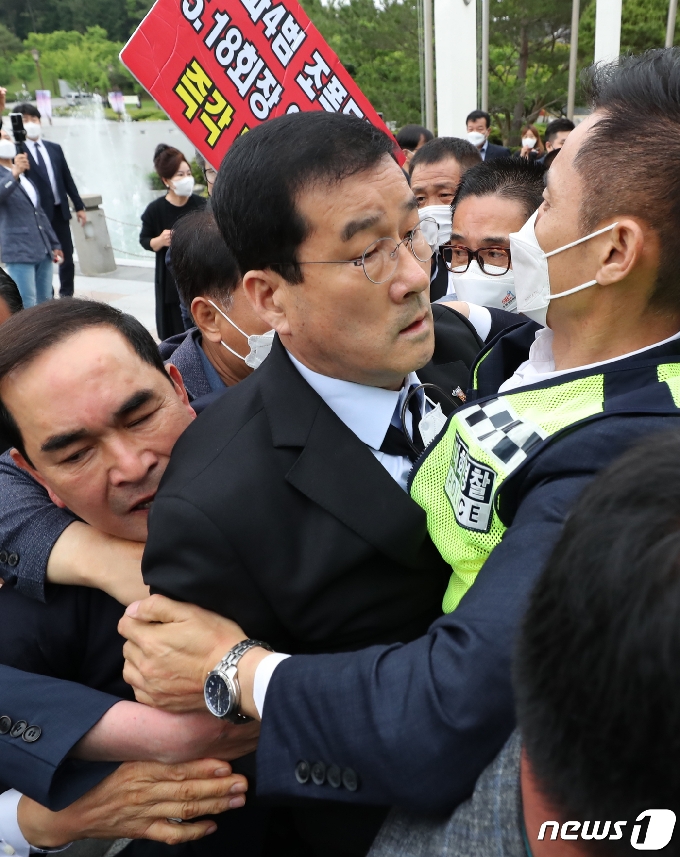 [사진] 공법단체 준비위와 충돌하는 문흥식 5·18부상자회장