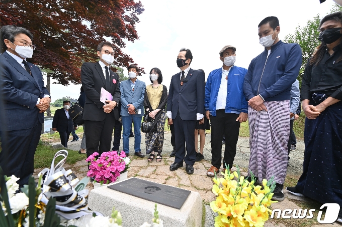 [사진] 독일 기자 힌츠페터 추모비 찾은 정세균 전 총리