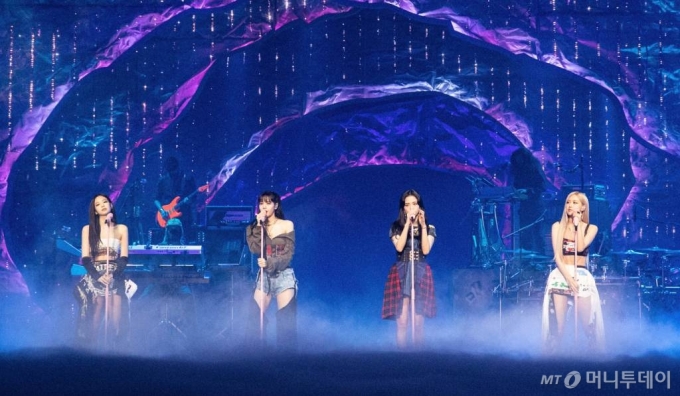 걸그룹 블랙핑크가 지난 1월 데뷔 후 첫 라이브스트림 콘서트 'THE SHOW'에서 멋진 무대를 선보이는 모습. 콘서트는 온라인으로 진행됐다. / 사진제공 = YG엔터테인먼트 /사진=김창현 기자 chmt@