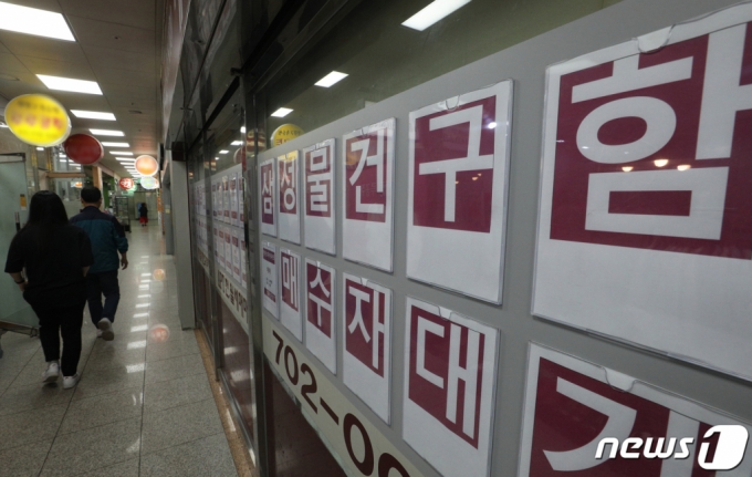 18일 서울 마포구의 한 부동산에 게시된 시세판이 텅 비어 있다.  서울부동산정보광장에 따르면 지난해 12월 서울시에서 거래된 아파트는 총 7526가구였다.  올해 1월에는 5776가구, 2월 3862가구에 이어 4월에는 2906가구로 거래량이 꾸준히 감소하고 있다.  부동산 전문가들은 5월에 접어들면서 절세를 위한 매도 출회가 끝나고 시장이 거래 소강기에 들어간 것으로 풀이했다. /사진제공=뉴스1