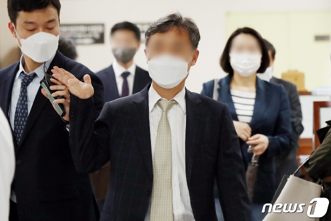 '버닝썬 사태' 당시 클럽과의 유착 의혹이 제기돼 특정범죄 가중처벌 등에 관한 법률위반 등의 혐의로 1심서 무죄를 선고 받은 윤규근 전 총경이 20일 오후 서울 서초구 서울고등법원에서 열리는 항소심 선고 공판에 출석하고 있다. 2021.5.20/뉴스1 © News1 민경석 기자