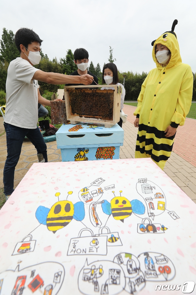 [사진] 어반비즈서울 "세계 꿀벌의 날을 알려요'"