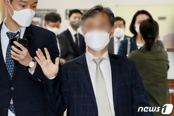 '버닝썬 경찰총장' 2심 벌금형…수사청탁 혐의는 또 '무죄'