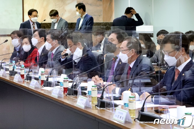 20일 구미상공회의소에서 열린 기업인 간담회에 참석한 김기현 국민의힘 대표 권한대행 겸 원대대표와 지도부들이 모두 발언을 하고 있다. 2021.5.20/뉴스1 © News1 정우용 기자