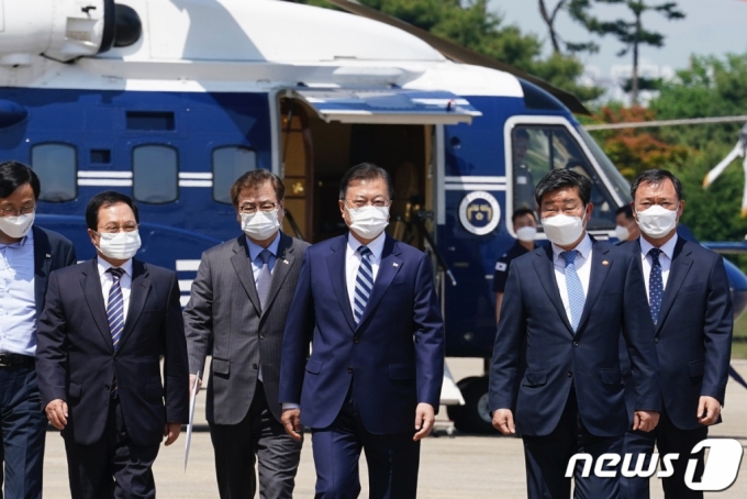 (서울=뉴스1) = 한미 정상회담을 위해 문재인 대통령이 19일 오후 경기도 성남 서울공항에서 공군 1호기로 향하고 있다. (청와대 제공) 2021.5.19/뉴스1