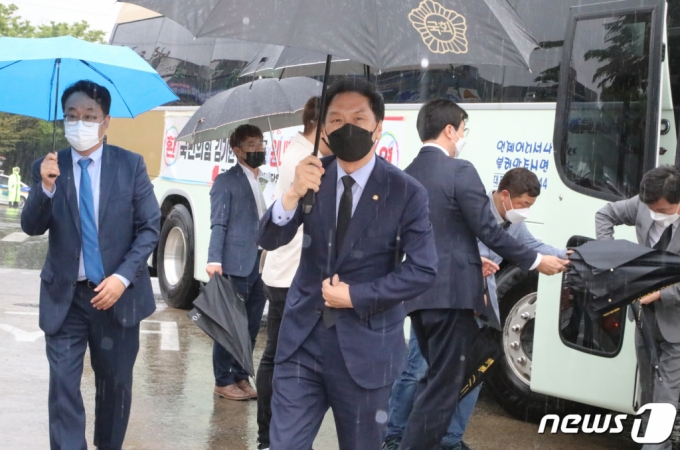 (구미=뉴스1) 정우용 기자 = 김기현 국민의힘 원내대표가 20일 구미 박정희 전 대통령 생가에 도착하고 있따. 김 원내대표는 이날 구미시를 방문해 소상공인과 간담회를 가졌다. 2021.5.20/뉴스1