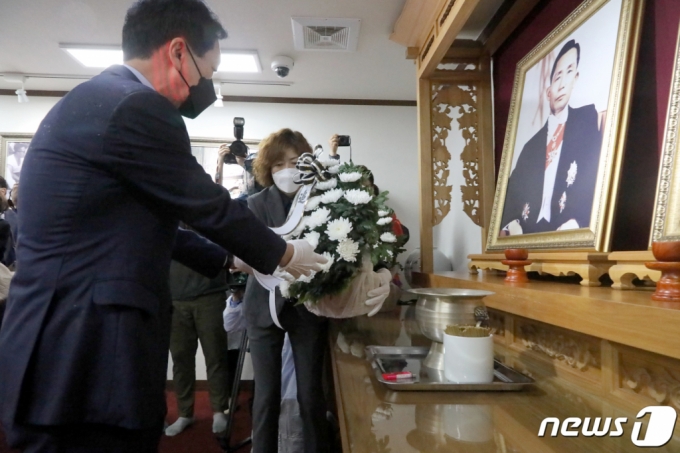 (구미=뉴스1) 정우용 기자 = 김기현 국민의힘 원내대표가 20일 경북 구미 박정희 전 대통령 생가를 방문해 영정에 헌화하고 조문하고 있다. 김 원내대표는 이날 구미시를 방문해 소상공인과 간담회를 가졌다. 2021.5.02/뉴스1
