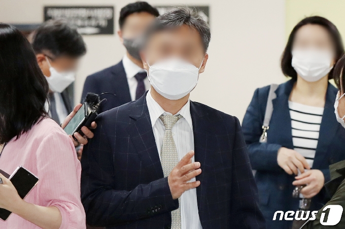 '버닝썬 사태' 당시 클럽과의 유착 의혹이 제기돼 특정범죄 가중처벌 등에 관한 법률위반 등의 혐의로 1심서 무죄를 선고 받은 윤규근 총경이 20일 오후 서울 서초구 서울고등법원에서 열리는 항소심 선고 공판에 출석하고 있다. 2021.5.20/뉴스1 © News1 민경석 기자