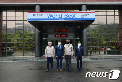 이상수 STX엔진 특수사업본부장(왼쪽), 박준호 경남도의회 경제환경위원장,박기문 STX엔진 사장, 김진옥 경남도의원이 18일 조선 기자재 산업 활성화 방안 등을 논의했다. (STX엔진 제공) © 뉴스1