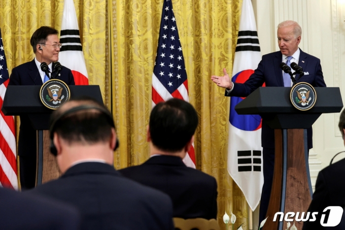 (로이터=뉴스1) 안은나 기자 = 문재인 대통령과 조 바이든 미국 대통령이 21일(현지시간) 미국 워싱턴 백악관에서 한·미 정상회담 공동기자회견을 하고 있다.   (C) 로이터=뉴스1