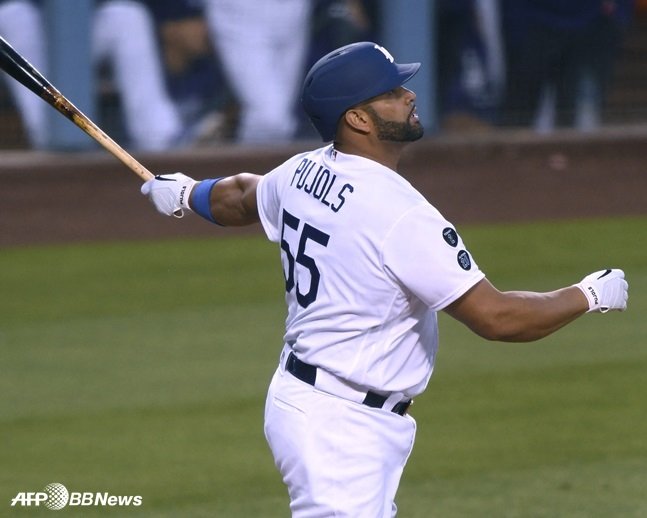 지난 21일 애리조나전에서 투런 홈런을 터뜨린 LA 다저스 알버트 푸홀스. /AFPBBNews=뉴스1