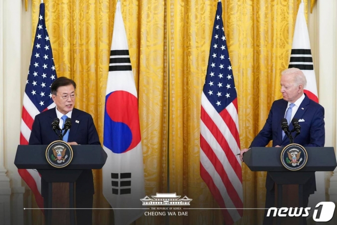 (서울=뉴스1) = 문재인 대통령과 조 바이든 미국 대통령이 21일 오후(현지시간) 한미정상회담 뒤 백악관 이스트룸에서 공동 기자회견을 하고 있다.(청와대 페이스북) 2021.5.22/뉴스1