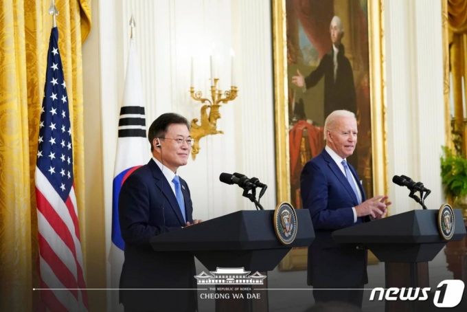 (서울=뉴스1) = 문재인 대통령과 조 바이든 미국 대통령이 21일 오후(현지시간) 한미정상회담 뒤 백악관 이스트룸에서 공동 기자회견을 하고 있다.(청와대 페이스북) 2021.5.22/뉴스1