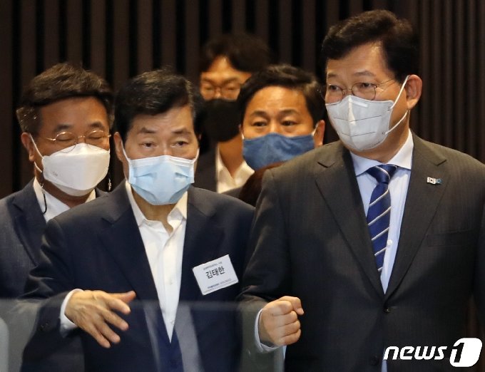 [사진] 회의장에 참석하는 송영길 대표와 김태한 의장