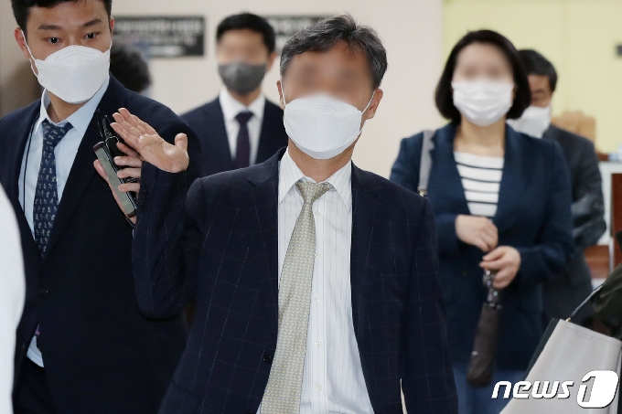 '버닝썬 사태' 당시 클럽과의 유착 의혹이 제기돼 특정범죄 가중처벌 등에 관한 법률위반 등의 혐의로 1심서 무죄를 선고 받은 윤규근 총경이 20일 오후 서울 서초구 서울고등법원에서 열리는 항소심 선고 공판에 출석하고 있다.  2021.5.20/뉴스1 © News1 민경석 기자