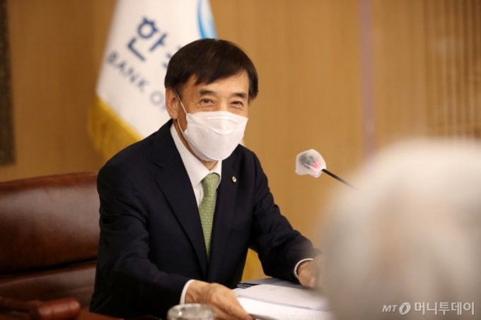 이주열 한국은행 총재가 27일 오전 서울 중구 한국은행에서 열린 금융통화위원회 본회의에서 회의를 주재하고 있다/사진제공=한국은행