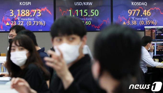 (서울=뉴스1) 오대일 기자 = 28일 오후 서울 중구 하나은행 딜링룸 전광판의 코스닥 지수가 전일 대비 3.38p(0.35%) 오른 977.46을 나타내고 있다. 2021.5.28/뉴스1