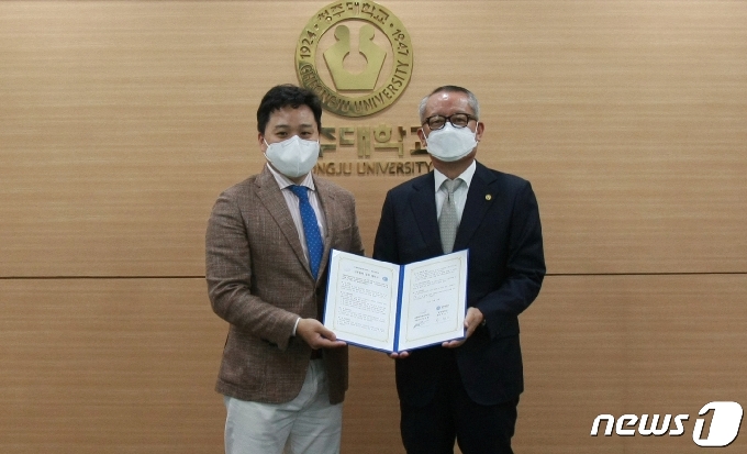 청주대학교는 28일 항공용 복합소재와 부품제작 전문회사인 송월테크놀로지㈜와 항공 전문인력 교류와 인력양성 협약을 했다.© 뉴스1