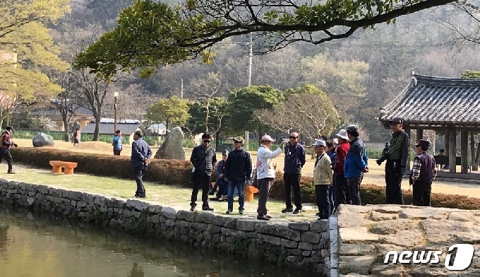 진도군 문화관광해설가가 관광객들을 상대로 활동하는 모습. 최근 문화관광해설가 4명이 해촉돼 반발이 일고 있다.&copy; 뉴스1