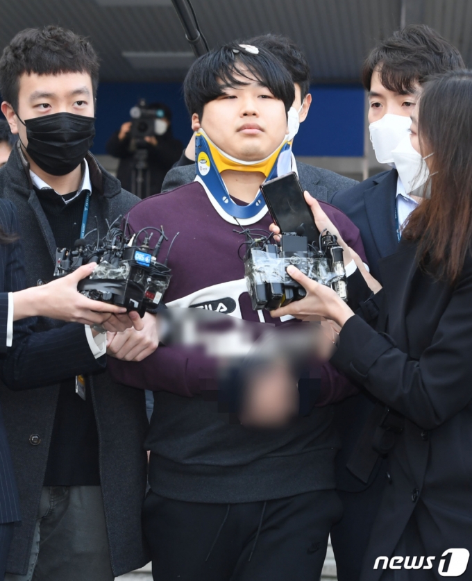 (서울=뉴스1) 송원영 기자 = 인터넷 메신저 텔레그램에서 미성년자를 포함한 여성들의 성 착취물을 제작 및 유포한 혐의를 받는 '박사방' 운영자 조주빈