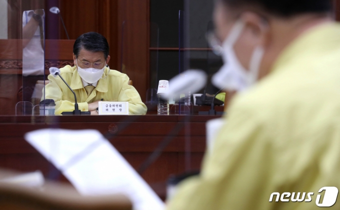 (서울=뉴스1) 송원영 기자 = 은성수 금융위원장이 28일 서울 종로구 정부서울청사에서 열린 비상경제 중앙대책본부 회의에 참석해 홍남기 경제부총리 겸 기획재정부 장관의 발언을 듣고 있다.2021.5.28/뉴스1