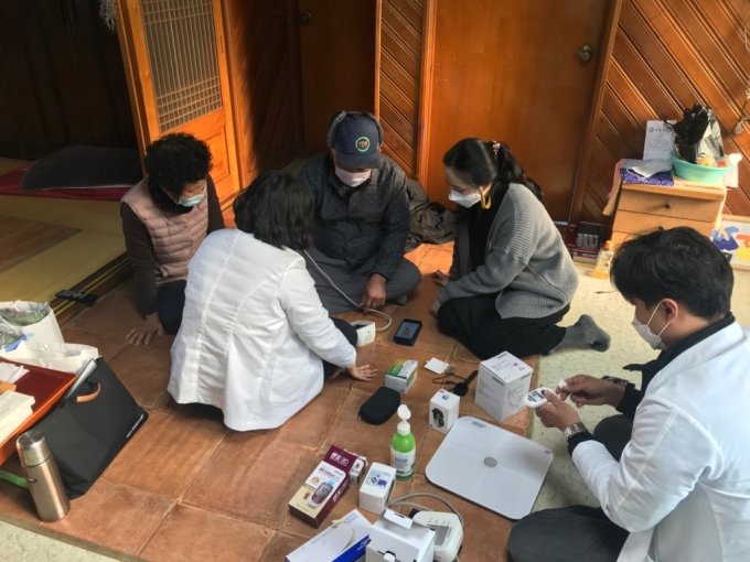 경남 사천시에서 어르신들이 사전 건강 점검을 받고 있다/사진=한국건강증진개발원
