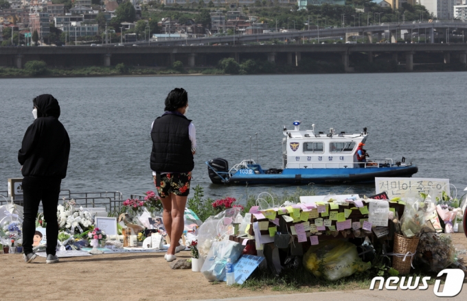 한강 경찰대가 지난 24일 오후 서울 서초구 반포한강공원 수상택시 승강장 인근에서  故 손정민씨 친구 A씨의 스마트폰 수색 작업을 하고 있다/사진=뉴스1