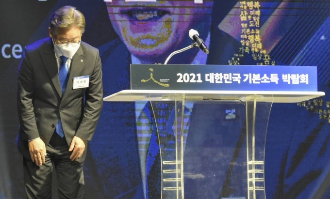 이재명 경기도지사가 지난달 28일 오전 경기도 고양시 킨텍스 제1전시장에서 열린 ‘2021 대한민국 기본소득 박람회’ 개막식에서 개회사를 하기 앞서 인사하고 있다. / 사진제공=뉴시스