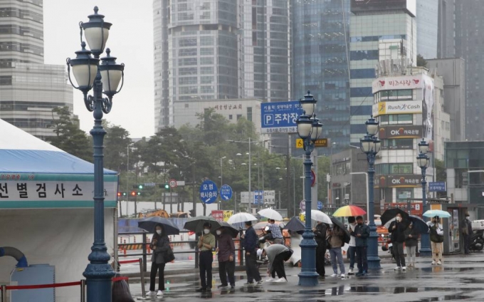  [서울=뉴시스]김형수 기자 = 27일 서울역 코로나19 선별진료소에서 검사를 받으려는 시민들이 줄서 있다. 2021.05.27. kyungwoon59@newsis.com