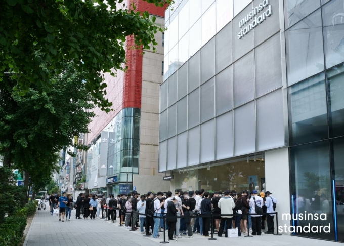 무신사 스탠다드 홍대 매장 입구에서 입장을 기다리는 손님들/사진=무신사 