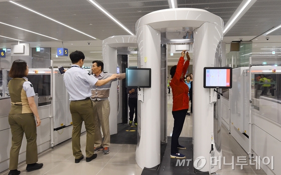 인천공항 제2여객터미널 전신검색대