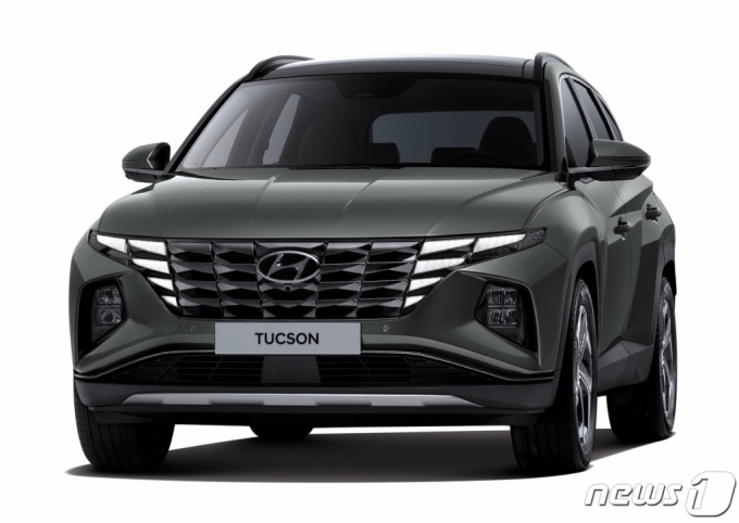 (서울=뉴스1) = 현대자동차가 15일(한국시각) 베스트셀링 SUV ‘디 올 뉴 투싼(The all-new TUCSON)’의 디지털 월드 프리미어를 열고, 오는 16일부터 국내 사전계약을 실시한다.  신형 투싼은 기술 혁신을 통한 미래지향적인 디자인, 3세대 플랫폼으로 넓어진 공간, 향상된 주행 안정성, 신규 파워트레인 적용으로 강력해진 동력성능·연비 효율, 쾌적한 감성 공조 시스템, 최첨단 인포테인먼트 사양 등 차급을 뛰어넘는 상품성을 갖췄다. (현대차 제공) 2020.9.15/뉴스1  