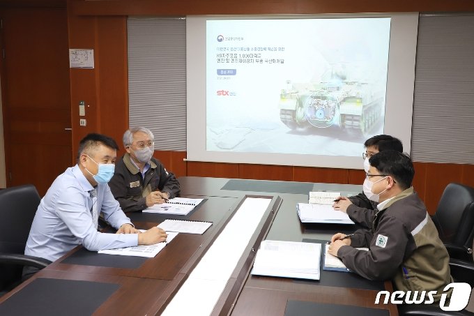박기문 STX엔진 대표이사가 K9 자주포 디젤엔진 개발과제 관련 회의에 참석하고 있는 모습 (STX엔진 제공) © 뉴스1