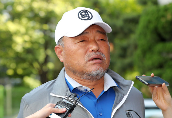  가수 김흥국씨가 30일 오후 서울 영등포경찰서에서 동료가수에게 상해를 입힌 혐의로 조사를 받은 뒤 청사를 나서며 취재진의 질문에 답하고 있다. 2018.5.30/사진 = 뉴스1 