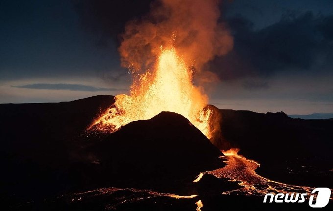 18일&#40;현지시간&#41; 아이슬란드 남서부 레이캬네스 반도의 그린다비크에 있는 파그라달스피아들 화산이 폭발해 용암이 분출되고 있다. &copy; AFP=뉴스1 &copy; News1 우동명 기자