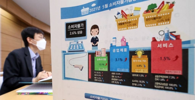  [세종=뉴시스]강종민 기자 = 어운선 통계청 경제동향통계심의관이 2일 오전 정부세종청사에서 2021년 5월 소비자물가동향을 발표하고 있다. 지난달 소비자물가는 2.6% 상승하며 9년여 만에 가장 높은 상승률을 보였다. 2021.06.02. ppkjm@newsis.com