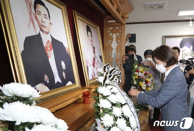 사진 구미 박정희 생가 찾은 나경원 국민의힘 당대표 후보 ...