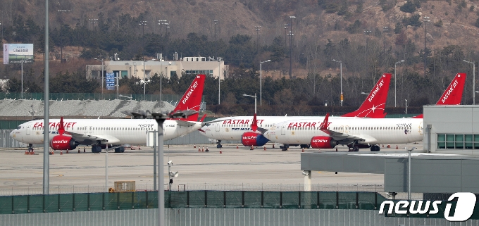 인천국제공항 제1여객터미널 계류장에 운행을 앞두고 대기하고 있는 이스타항공 여객기들 2021.2.5/뉴스1 © News1 민경석 기자