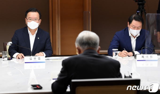 김부겸 국무총리가 3일 오후 서울 중구 대한상공회의소에서 '경제 회복과 선도형 경제로의 도약'을 주제로 열린 경제단체장 간담회에서 손경식 한국경총회장의 발언을 경청하고 있다. 손 회장은 이 자리에서 이재용 삼성전자 부회장 사면을 건의했다. 사진 맨오른쪽은 최태원 대한상공회의소 회장. /뉴스1