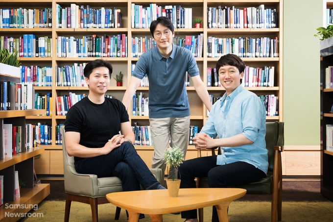스트레처블 기기의 새로운 가능성을 입증한 삼성전자 종합기술원 연구진. 왼쪽부터 삼성전자 종합기술원 유기소재랩 정종원 전문(공동제1저자), 윤영준 전문(교신저자), 이영준 전문(공동제1저자). /사진제공=삼성전자