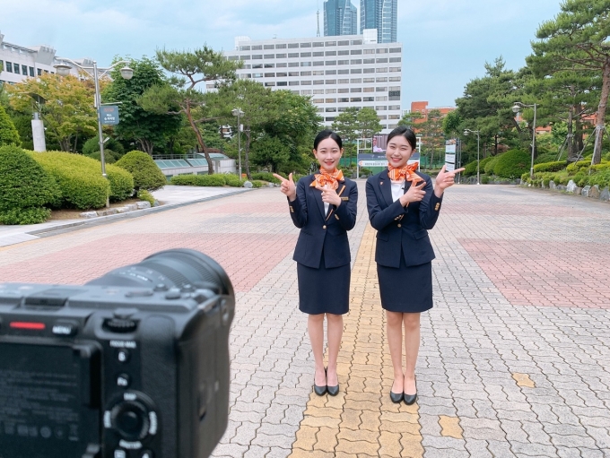 (왼쪽부터)부천대 홍보서포터즈 With.B 유하영 학생, 최수정 학생