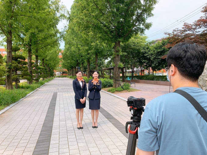 (왼쪽부터)부천대 홍보서포터즈 With.B 최수정 학생, 유하영 학생