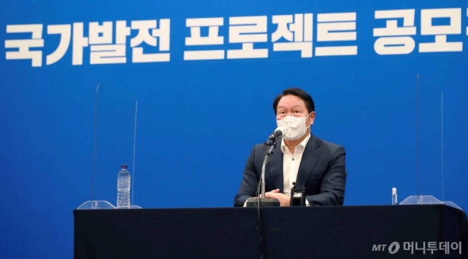 최태원 대한상의 회장이 지난 7일 오후 서울 중구 대한상공회의소에서 국가발전 프로젝트 공모전 관련 기자간담회를 갖고 있다./사진=이기범 기자 leekb@ /사진=이기범 기자 leekb@