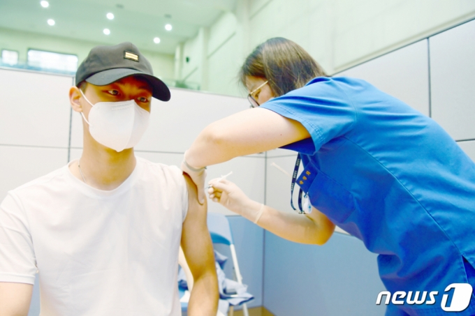(광주=뉴스1) 정다움 기자 = 7일 오후 해군 제3함대사령부 대강당에 설치된 신종 코로나바이러스 감염증(코로나19) 백신 접종소에서 30세 미만 장병이 백신을 접종하고 있다. (해군 제3함대사령부 제공) 2021.6.7/뉴스1